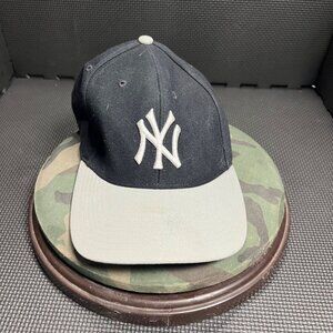 New York Yankees Adjustable Snapback Hat By 47 Brand Black & Gray Embroidered Lo
